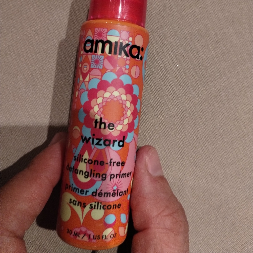 amika The Wizard Silicone-Free Detangling Primer - Red and Orange